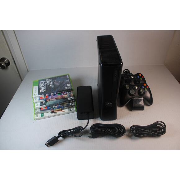Microsoft Xbox 360 S 250GB Black Console with 2 Controllers, 5 games, batteries - Picture 1 of 12